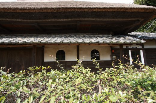 手賀教会堂の丸窓が印象的な壁面