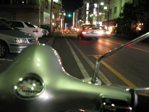 夜の街中で試運転中のベスパ視点