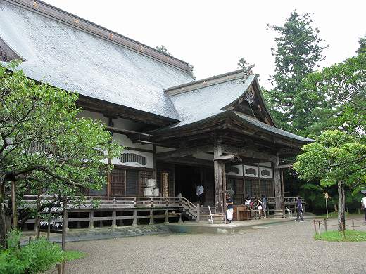中尊寺本堂の堂々とした佇まい。木造の温もりと格式ある構え