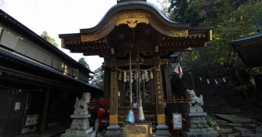 キラキラと装飾された加波山神社本殿。荘厳で華やかな佇まい。
