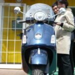 GTSを納車された女性オーナーと店頭での記念撮影