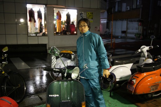 北海道ツーリング帰りのお客様と雨の夜のVespaたち