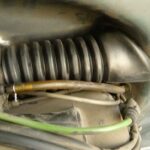 PX200の車体に装着されたインテークゴムの写真