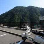 三国ダム駐車場に停めた白いベスパ。