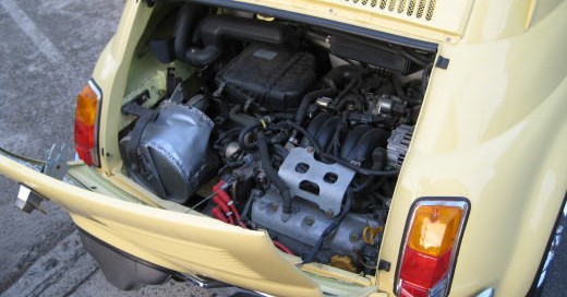 エンジン全景。見た目FIAT500、中身は完全にスバル製。