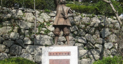 筑波山神社に建つ藤田小四郎像の全景