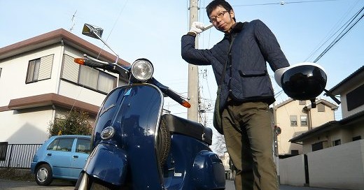 ベスパとともに納車記念写真を撮るお客様の姿