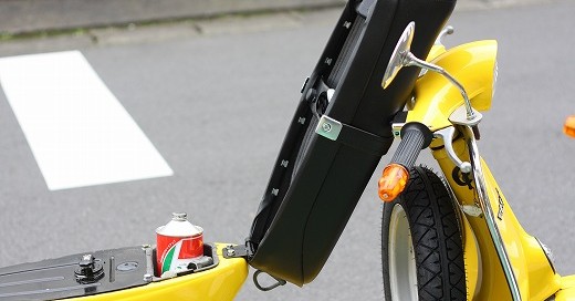 表皮が大きく破れた黒いベスパのシート。