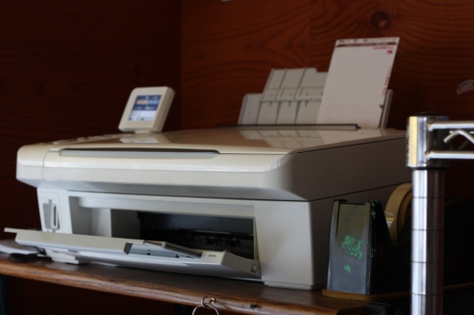 用紙送りに不具合が出ている古いプリンター