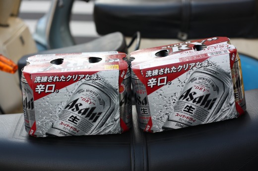 バイクのシートの上に置かれたアサヒスーパードライの6缶パック。