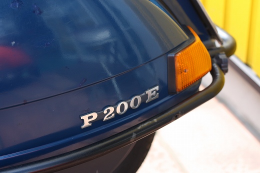 P200Eのフロントビュー、ヘッドライトとフェンダーが特徴的
