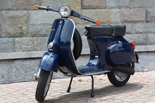 花壇の前に停車中のVespa125ET3、撮影用に整備された車両