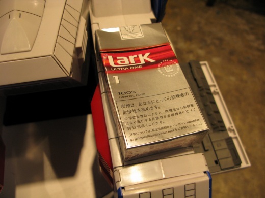 ホワイトベースのデッキに置かれたLARKタバコでサイズ比較