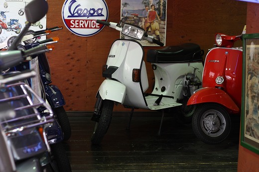 店の奥にしまい込まれたVespa200GSの車両
