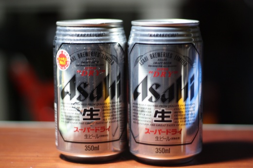 差し入れでいただいたアサヒスーパードライの缶ビール2本