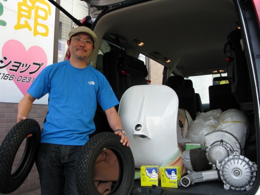 白いVespa160GSをバラした状態で納車準備している様子