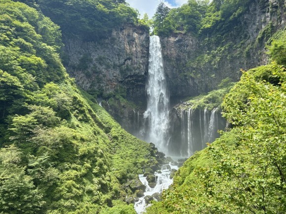 晴天の中で見上げる華厳の滝の全景