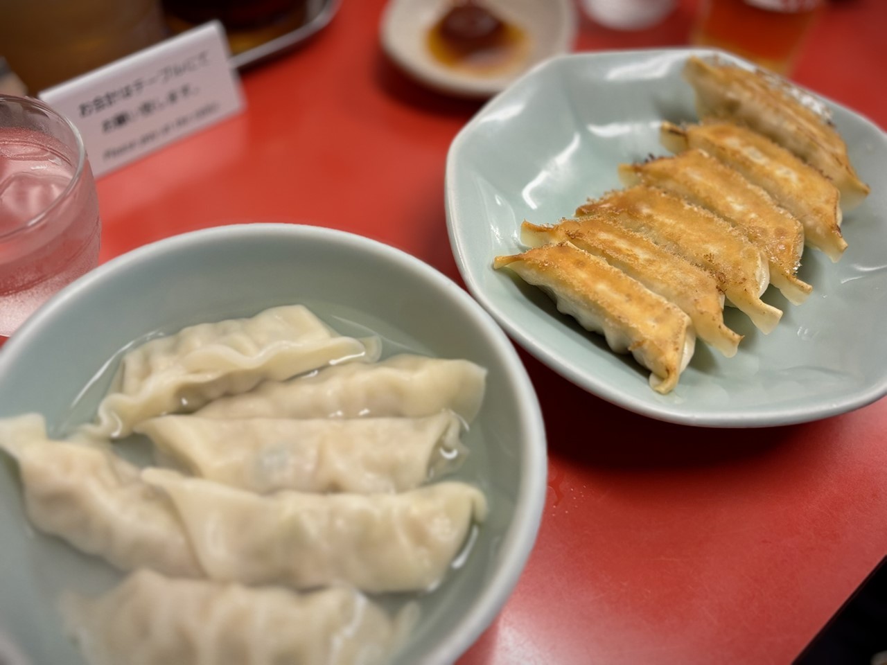 焼き餃子と水餃子が並ぶ宇都宮のテーブル