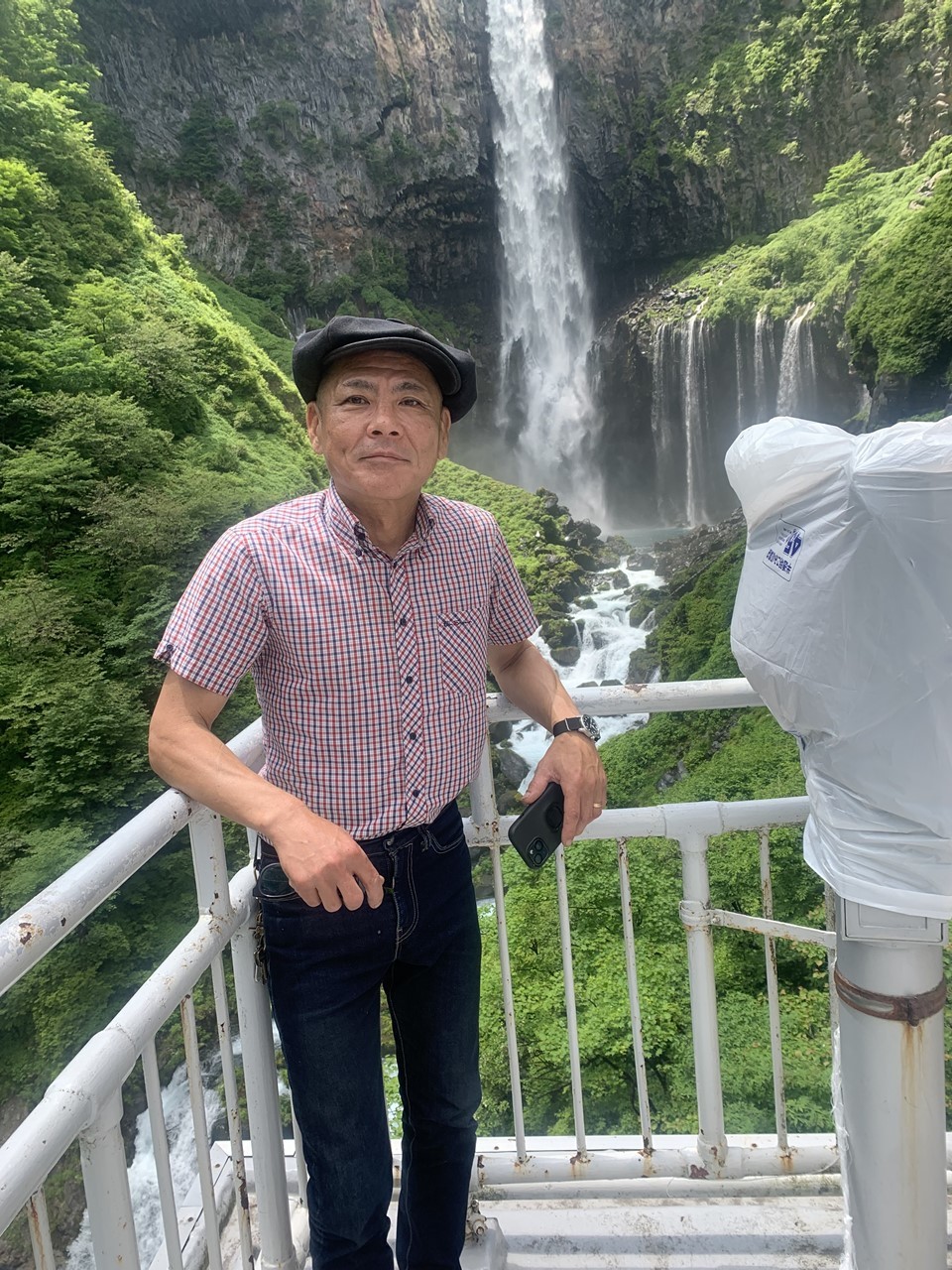 華厳の滝を背景に展望台で撮影した現在の姿
