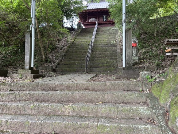 木漏れ日差す山道の石段から見える社殿