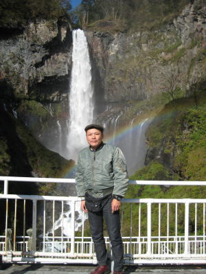 2008年当時、華厳の滝を背に立つ若き日の自分