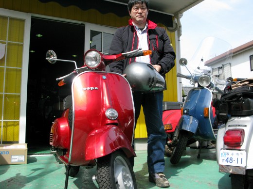 新車のVespa 50sとオーナーの納車記念写真