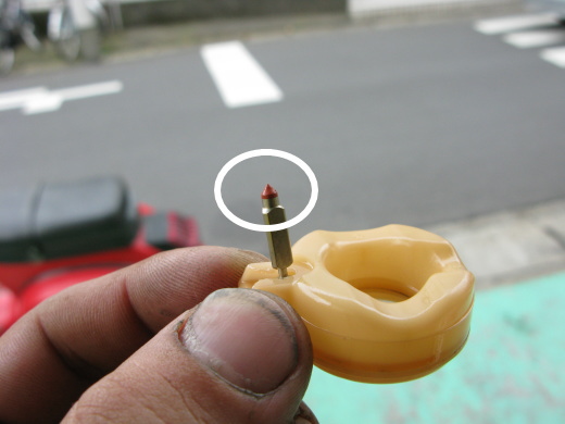 劣化したフロートバルブの先端を指差しで示している