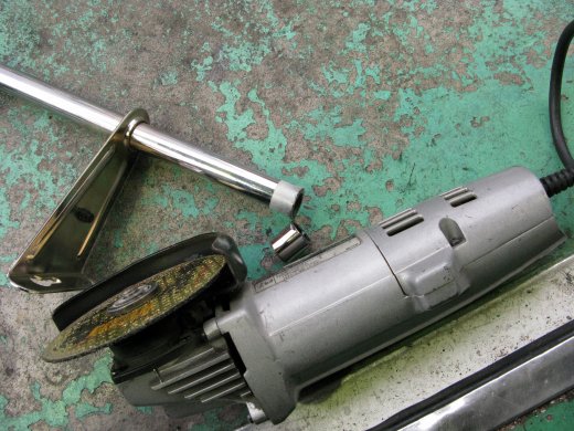 切断されたタンデムステップとサンダー工具