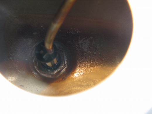 ガソリンタンク内の底にこびり付いたカス