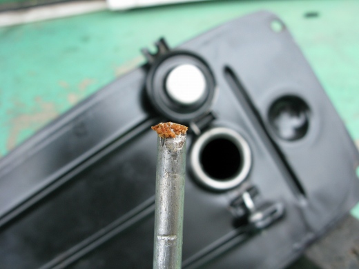 ドライバーでこそぎ取ったガソリンカス