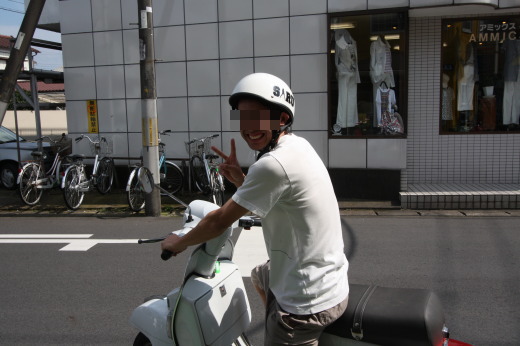 PX200FL2に乗る男性が笑顔でピースサイン。整備後の初走行の様子。