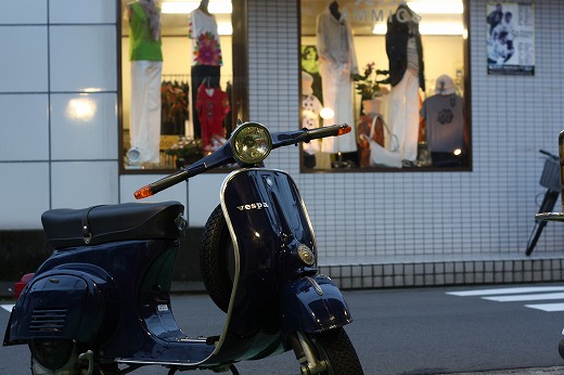お洒落な洋服店前に停められたベスパ125ET3