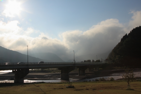 羽黒山へ向かう途中、霧を抜けて青空が広がる山間の景色