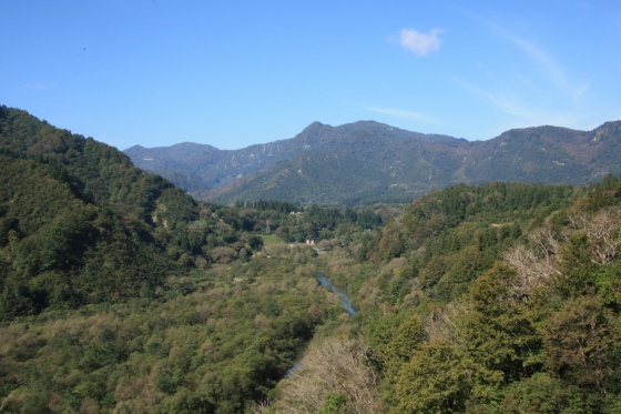 ベスパを停めて眺める草原と山の風景