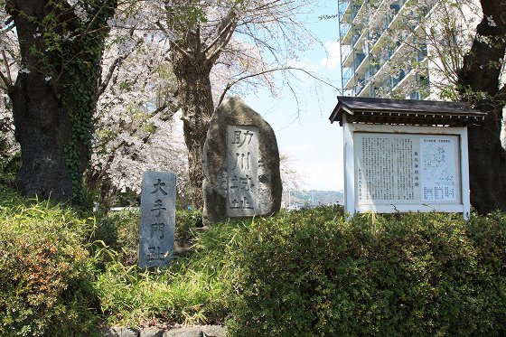 助川海防城跡から望む日立市の市街地と春の景色