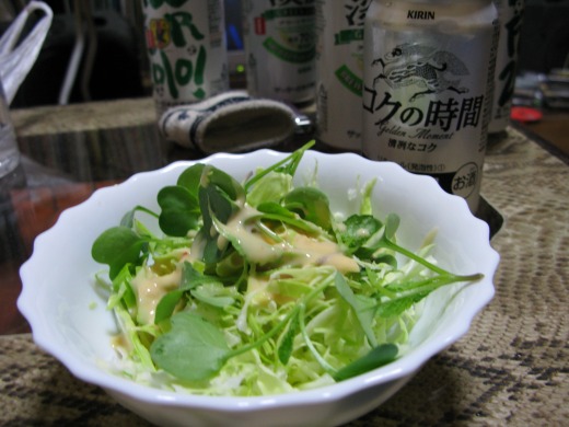 間引きされた大根の若芽が皿の上に置かれている様子