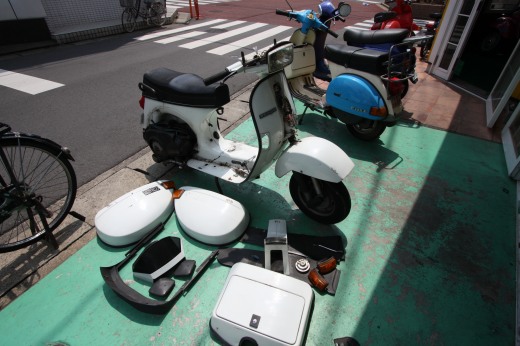 PX200GSの外装を外して整備中の様子、フロントに白いカウル類が並ぶ