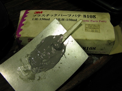 パテ盛りのために準備された3Mプラスチックパーツパテ