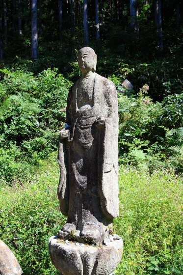 スリムで独特な姿をした石造のお地蔵様