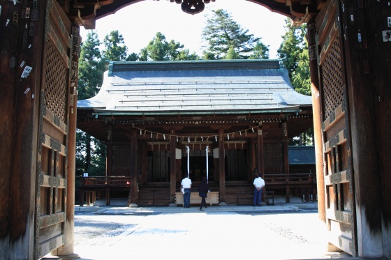 上杉神社の拝殿を門越しに正面から望む風景