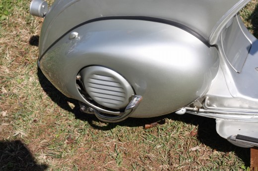 Vespa98の後方から撮影された一枚。曲線的なリアボディが印象的。