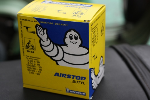 ミシュランのチューブが入っていた黄色い箱。表面にはミシュランマンが描かれている。