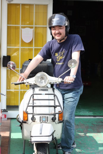 白いP125Xと笑顔の男性、納車記念のような一枚