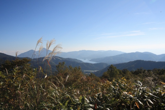 会津方面に抜ける山の中で眺めた美しい山々と湖の遠景