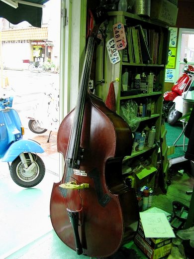 修理中のウッドベースが店内に立てかけられている様子