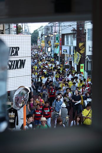 サッカー観戦の人で賑わう柏駅前通り