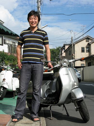 購入されたベスパ50sとお客様の記念写真