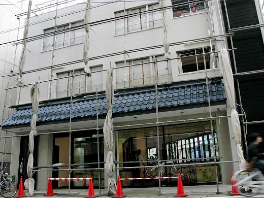 改装中の橋本輪業外観(足場あり)