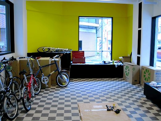 黄色のアクセント壁が印象的な店内の改装風景(自転車展示)
