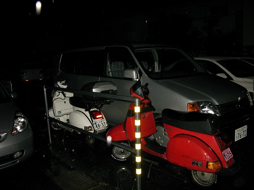 夜間に非難された複数台のベスパと車両